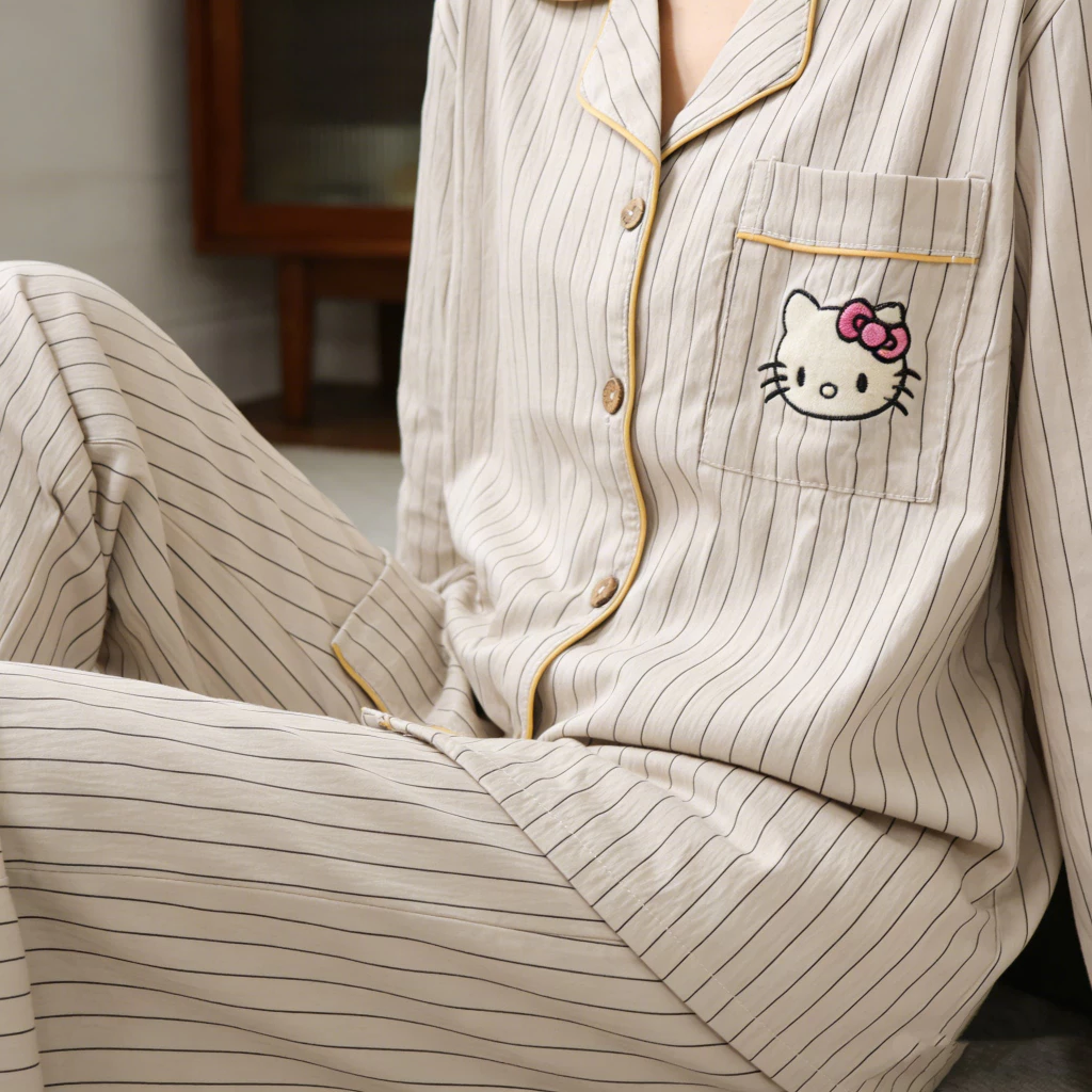 Bộ đồ ngủ Hello Kitty chất liệu mềm mại, họa tiết sọc - Image 4